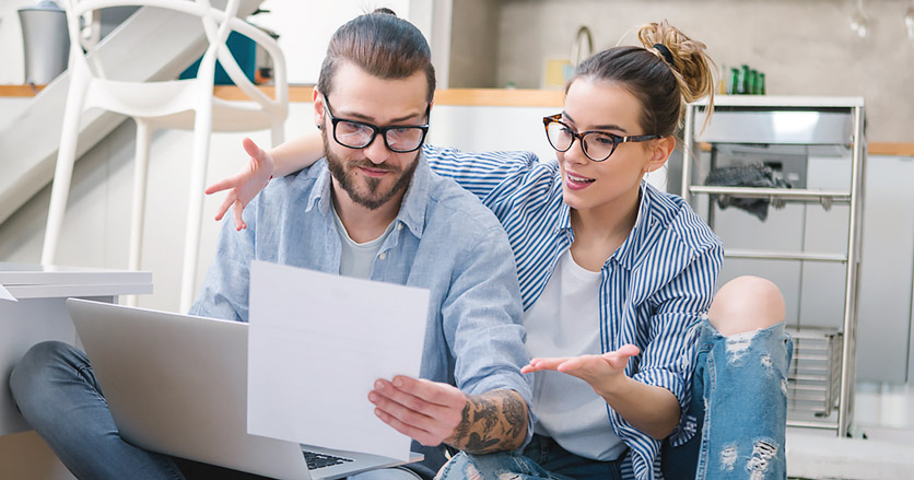 Junges Paar prüft Betriebskostenabrechnung; Foto: istockphoto.com